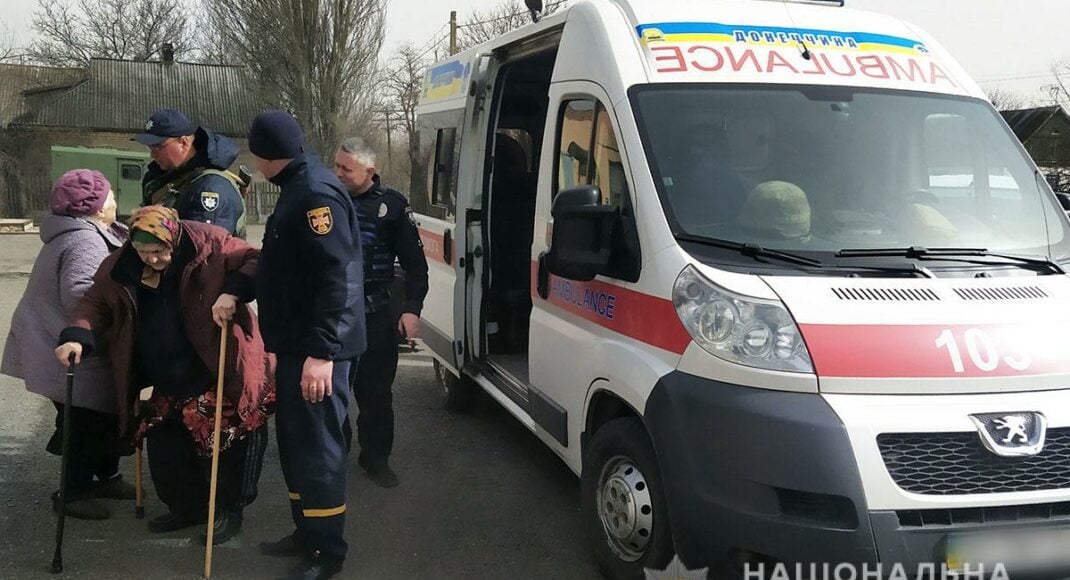 Полиция Донетчины продолжает помогать жителям Марьинки и Новомихайловки, живущим под обстрелами россиян