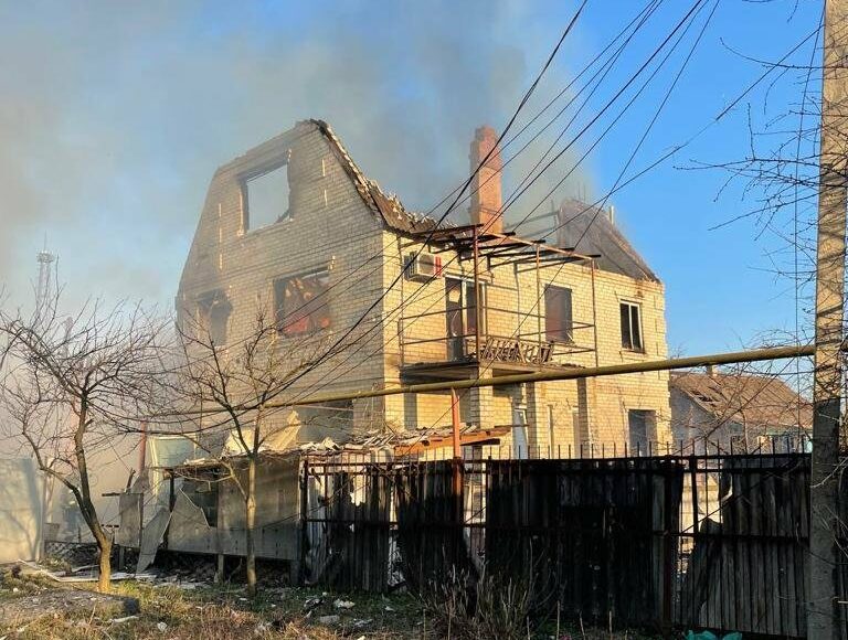 В результате авиаудара в Славянске разрушены несколько домов, 3 человека получили ранения