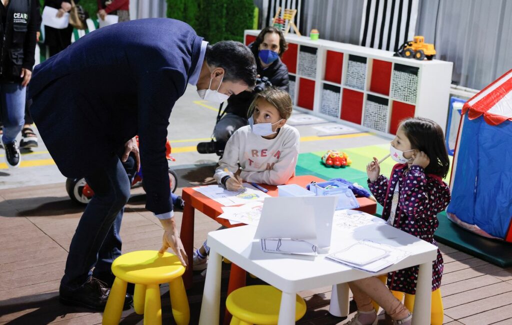 Премьер-министр Испании Педро Санчес беседует с украинскими детьми после того, как они прибыли в Испанию в качестве беженцев из Украины, в центре приема украинских беженцев в Малаге, на юге Испании.