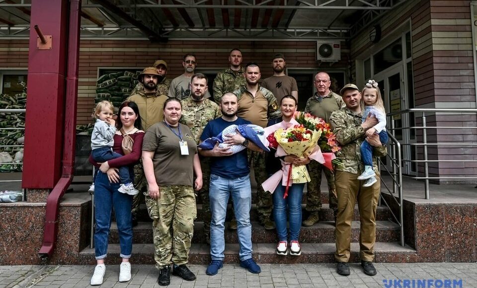 Жену погибшего бойца полка "Азов" Татьяну встретили из роддома его побратимы (фото)