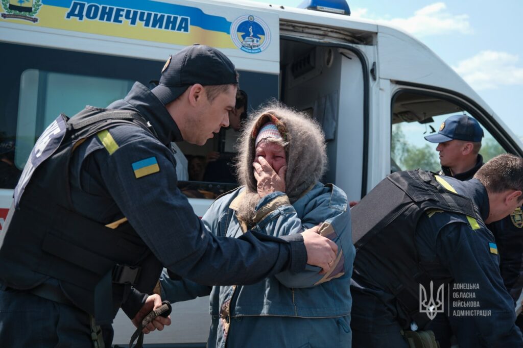 Глава ДонОГА и ГСЧС пообщались с людьми на пункте промежуточной эвакуации (фото)