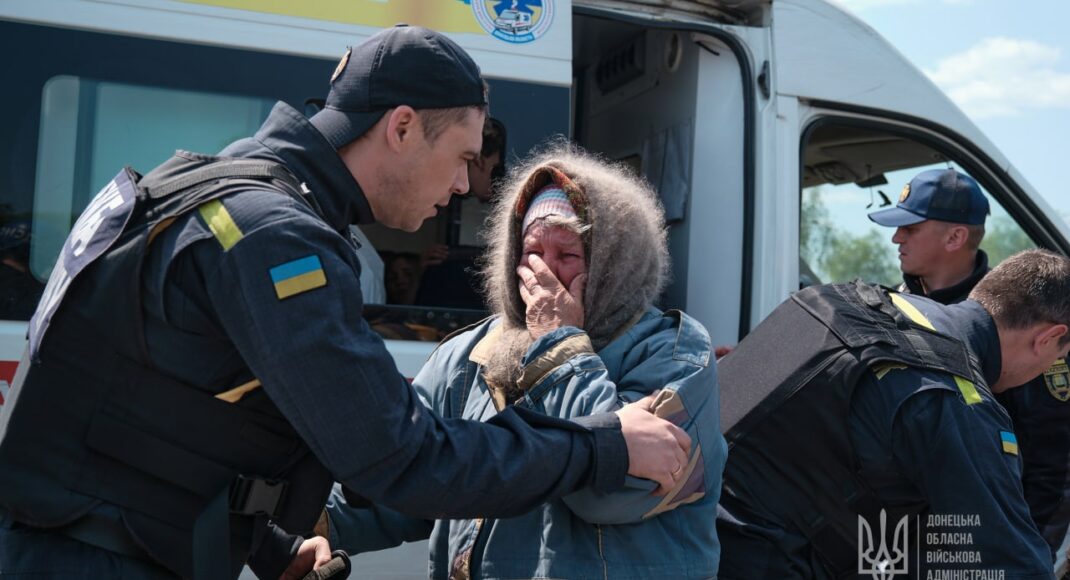 Глава ДонОГА и ГСЧС пообщались с людьми на пункте промежуточной эвакуации (фото)