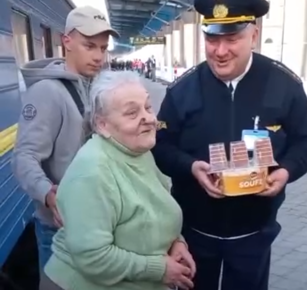 В УЗ эвакуированную жительницу Краматорска поздравили с 75-летием (видео)