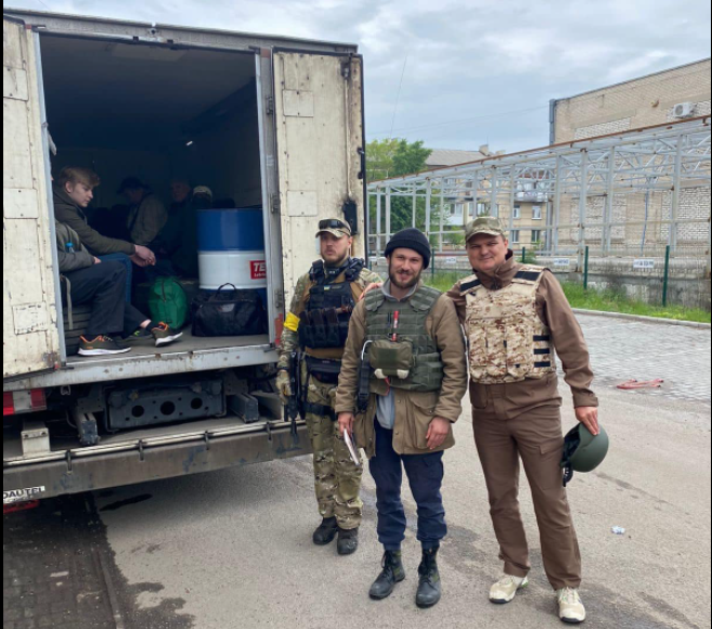 На Луганщині отримали броньовану вантажівку для евакуації населення (фото)