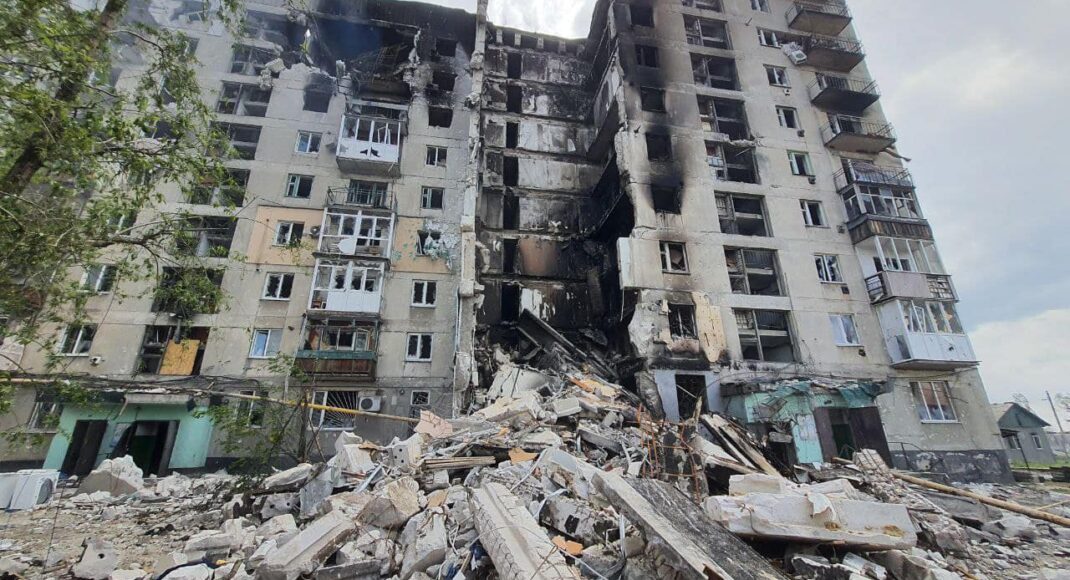 Глава Северодонецкой ВГА заявил, что процентов 30 домов города уже не будут пригодны для проживания (видео)