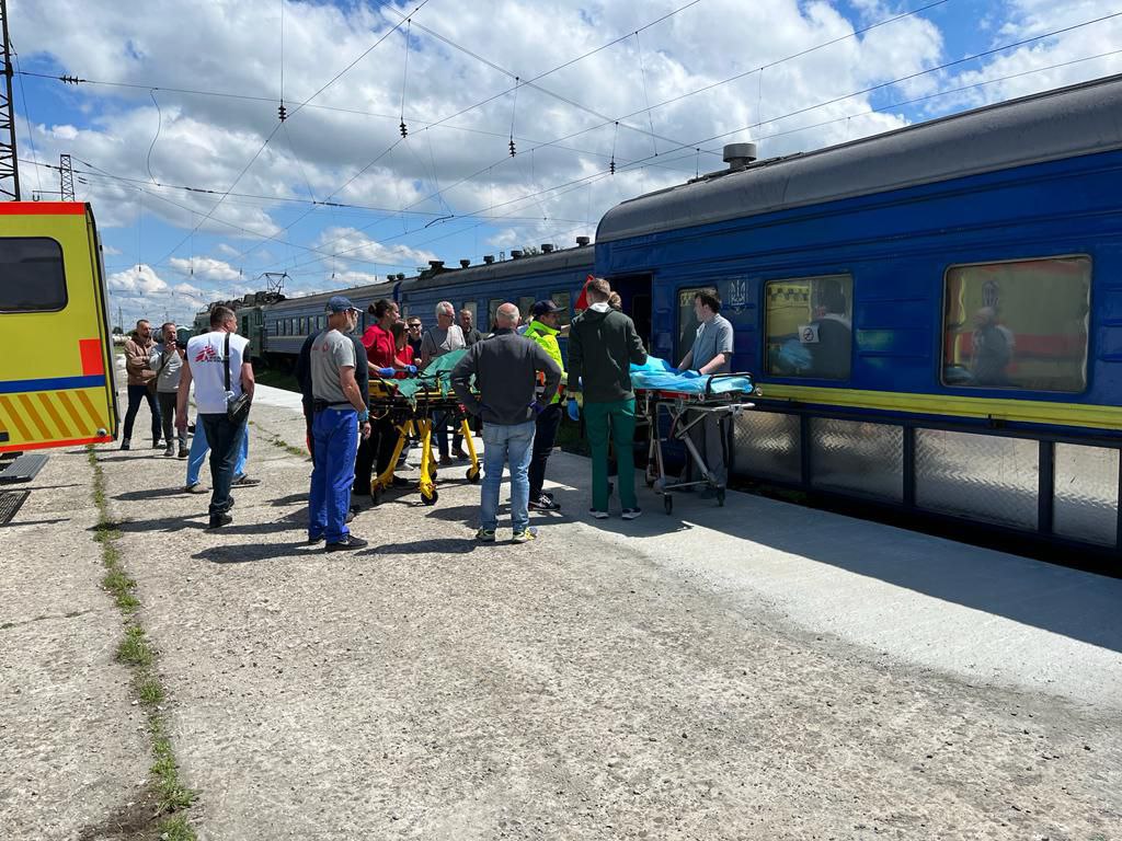 Сегодня во Львов на лечение эвакуационным поездом из Покровска привезли 19 пациентов из Днепропетровска и Донетчины