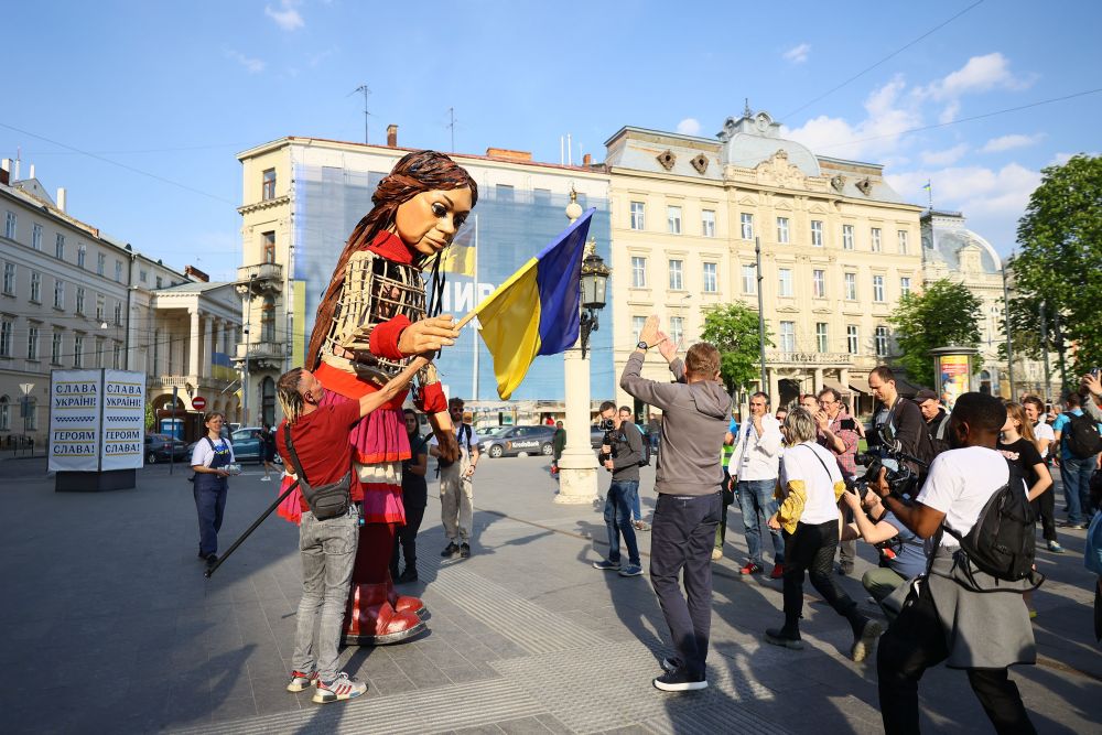 Во Львов привезли куклу-символ детей-беженцев от международных культовых продюсеров и режиссеров