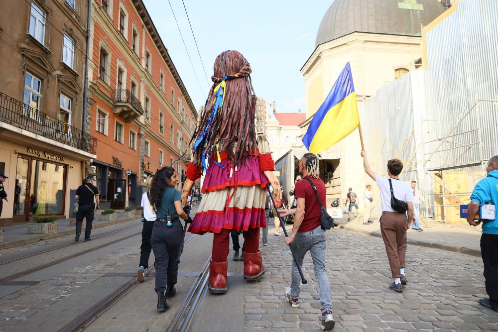 Во Львов привезли куклу-символ детей-беженцев от международных культовых продюсеров и режиссеров