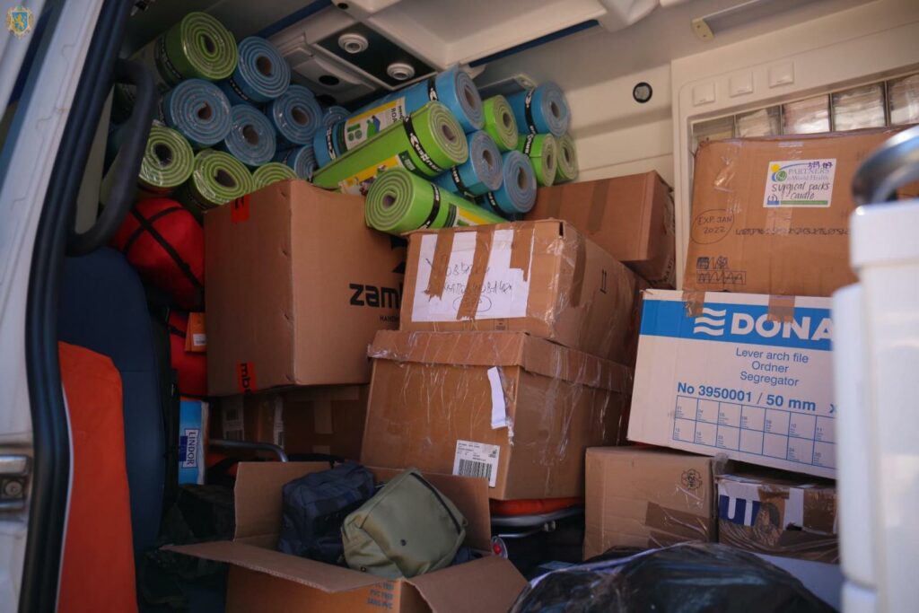 Во Львове передали медикаменты и машины скорой помощи для Бахмутского полевого госпиталя (фото)