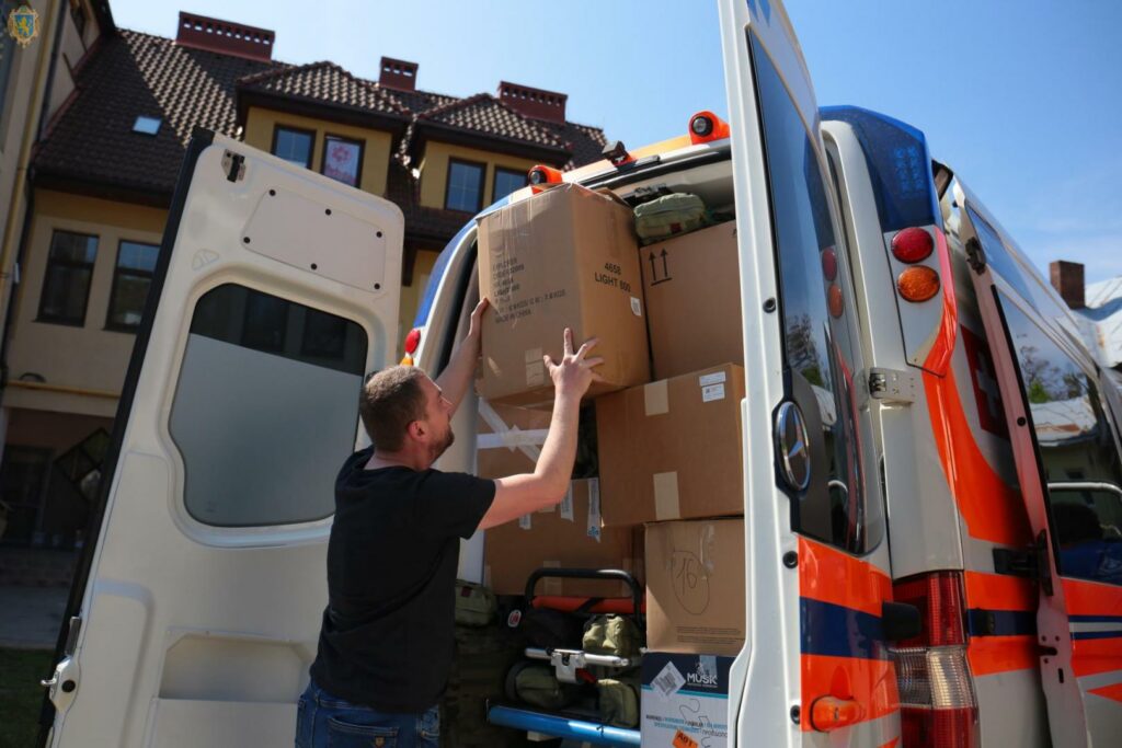 Во Львове передали медикаменты и машины скорой помощи для Бахмутского полевого госпиталя (фото)