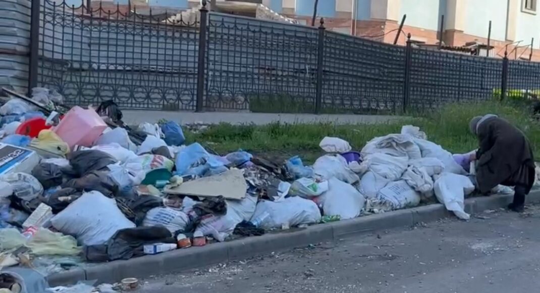 Андрющенко показав, як у блокадному Маріуполі пенсіонери шукають їжу в смітті: окупанти блокують життя міста (фото, відео)