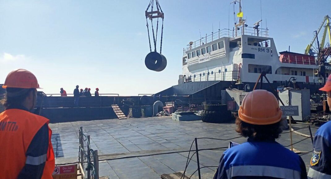 Российские захватчики вывозят зерно фурами и морем через Мариуполь, — Андрющенко