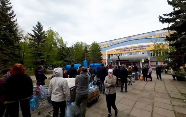 В Мариуполе огромные очереди за питьевой водой: в пунктах разлива на всех не хватает, - Андрющенко (видео)