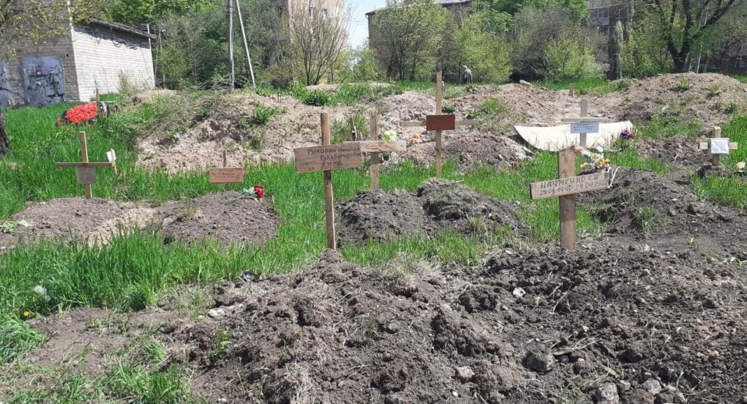 В братских могилах под Мариуполем может быть более 10 тысяч гражданских, – "Азов"