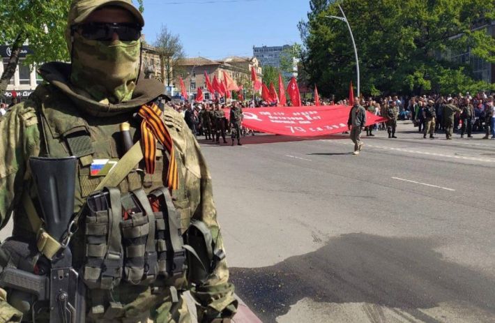 Окупанти звезли жителів ОРДЛО для масовки на 9 травня в Мелітополі