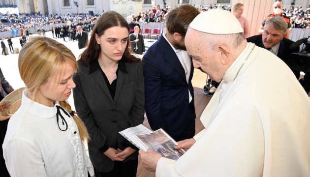 Папа Римский встретился с женами защитников Азовстали