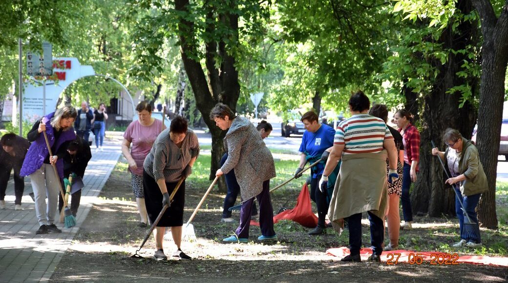 На Днепропетровщине переселенки с Луганщины провели уборку на Аллее Славы