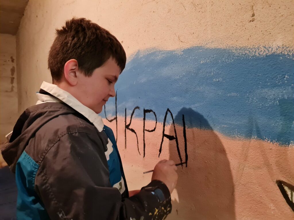 На Львовщине переселенцы помогают украшать патриотичными росписями бомбоубежища