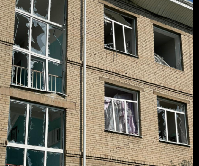 В Славянске районы попали под обстрел российских войск: повреждены многоэтажная застройка и школа