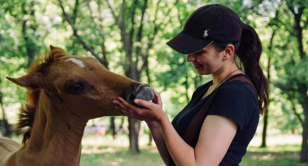 Врятувала від обстрілів: як дівчина зі Святогірська змогла евакуювати коней