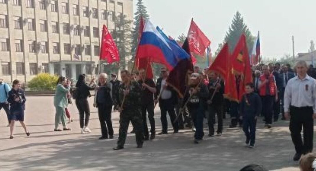 Швидко, зате з піснями: як пройшло травневе побєдобєсіє у Старобільську