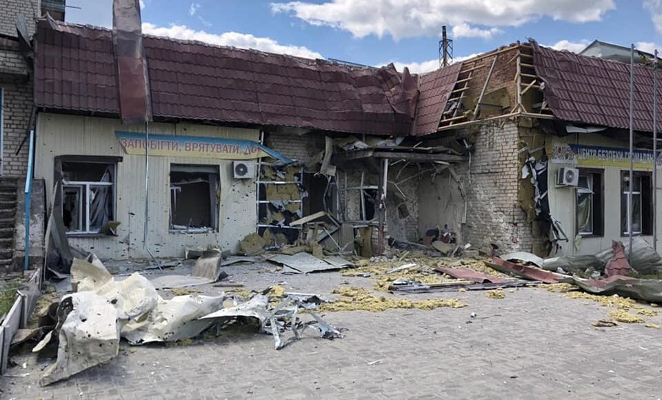 В Северске на Донетчине, несмотря на обстрел пожарной части, спасатели развернули флаг Украины на флагштоке
