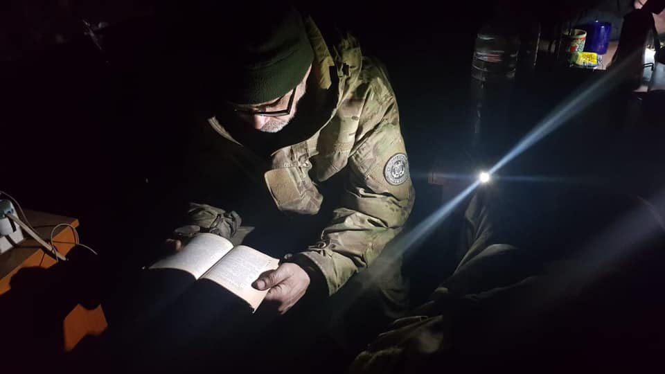 Прикордонники в Маріуполі тримають оборону і читають книги у вільні хвилини
