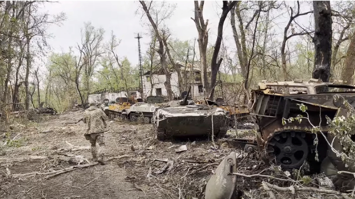 Опубліковано відео з розбитою технікою рашистів біля Сіверського Дінця на Луганщині