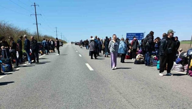 Біля Бердянська понад сотню людей чекають на евакуацію в Запоріжжі (фото)