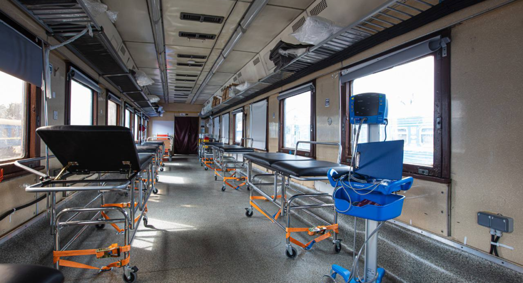 Медицинские поезда "Укрзалізниці" вывезли из Донбасса 500 раненых мирных людей