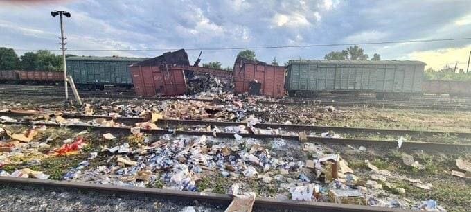 Окупанти знищили гуманітарний вантаж для Донеччини, влучили ракетою в залізничний вагон (фото)