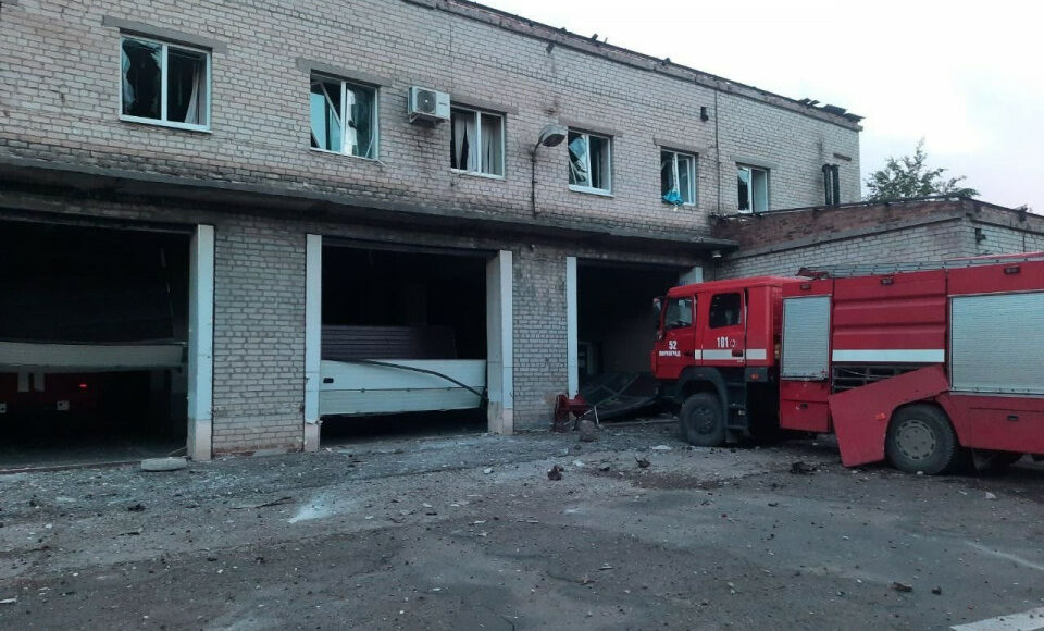 Оккупанты обстреляли пожарную часть в Донецкой области, ранены четыре спасателя