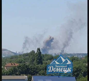 На пожаре склада БК в оккупированном Донецке происходит детонация боеприпасов (видео)