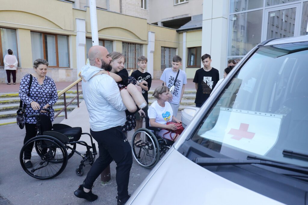 Семья, потерявшая конечности при обстреле ЖД вокзала в Краматорске, уехала со Львова на реабилитацию в США (фото)