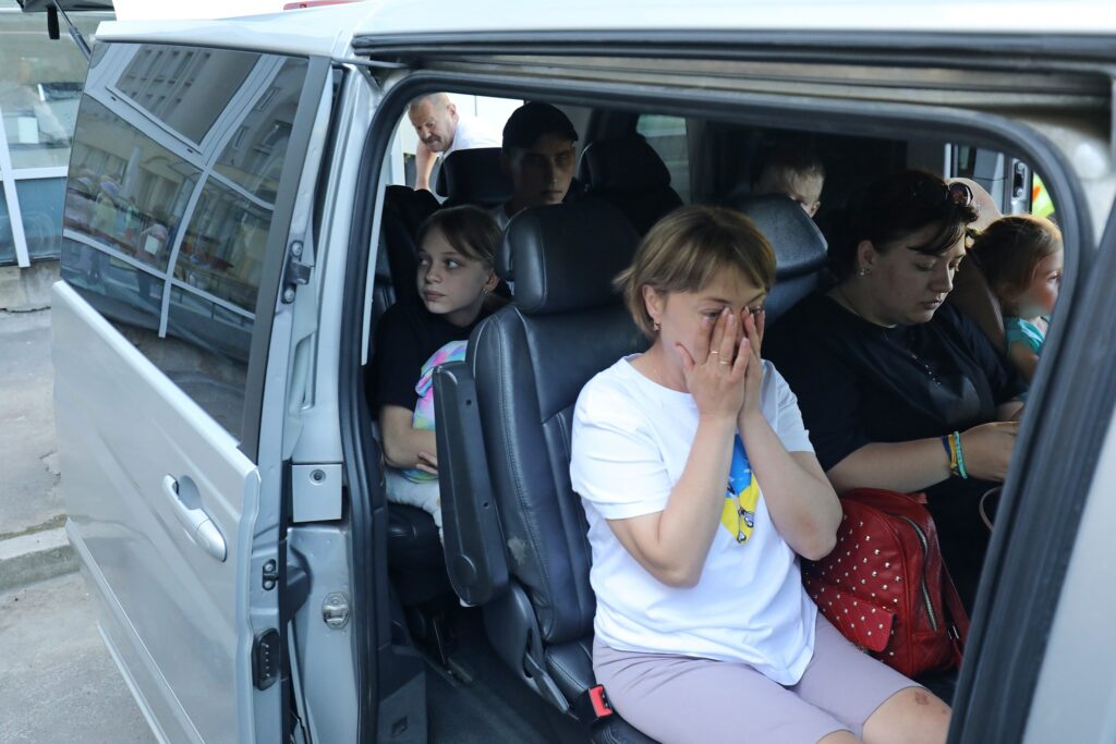 Семья, потерявшая конечности при обстреле ЖД вокзала в Краматорске, уехала со Львова на реабилитацию в США (фото)