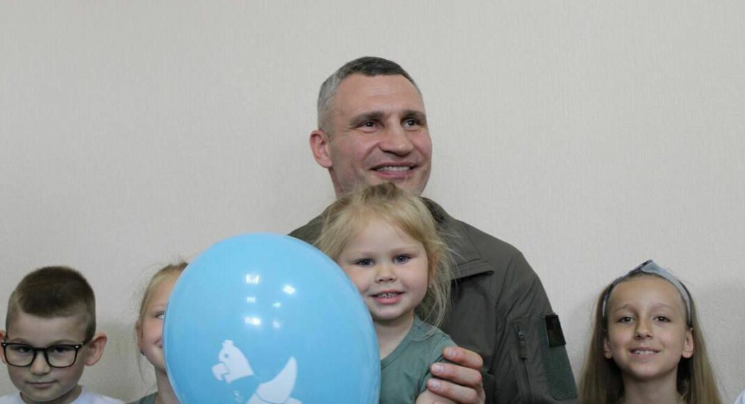 Мэр Киева Виталий Кличко посетил столичный центр для переселенцев Я-Мариуполь (фото)