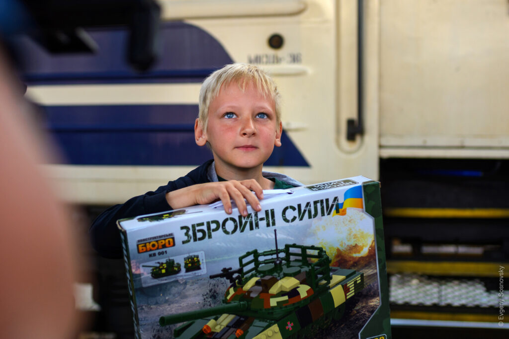 В Киеве встретили мальчика, раненного оккупантами, автора Мариупольского дневника (фото)