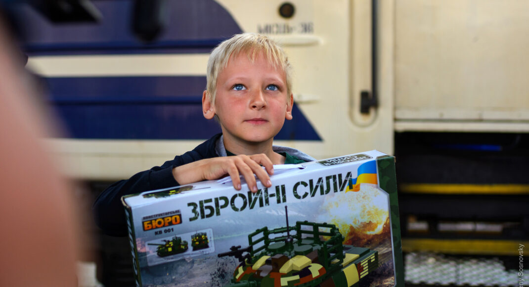 У Києві зустріли хлопчика, пораненого окупантами, автора Маріупольського щоденника (фото)