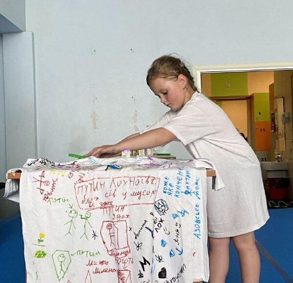 Футболка с автографами мариупольских детей собрала 65 тысяч гривен: направят на нужды Киевского центра для переселенцев