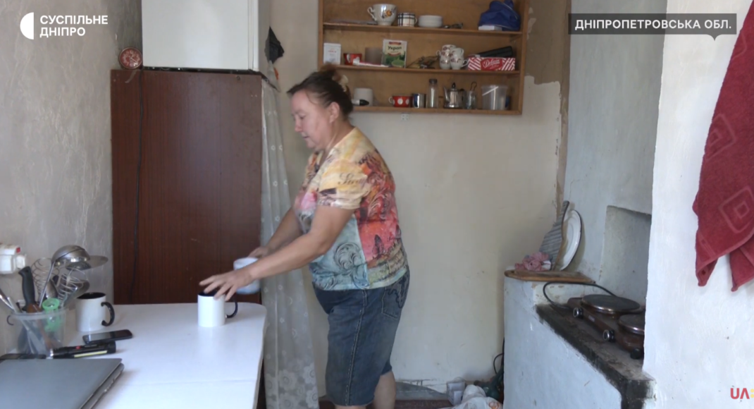 Дважды переселенцы: волонтер из Днепра покупает дачные дома и бесплатно дает в них убежище переселенцам (видео)