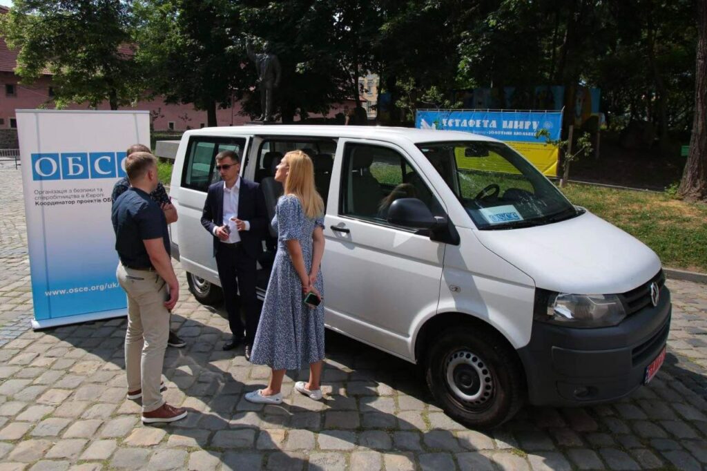 ОБСЕ передало во Львове микроавтобус, которым будут доставлять гуманитарную помощь переселенцам (фото)