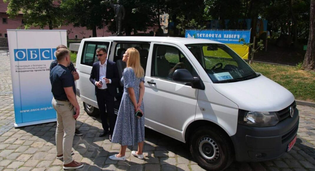ОБСЕ передало во Львове микроавтобус, которым будут доставлять гуманитарную помощь переселенцам (фото)