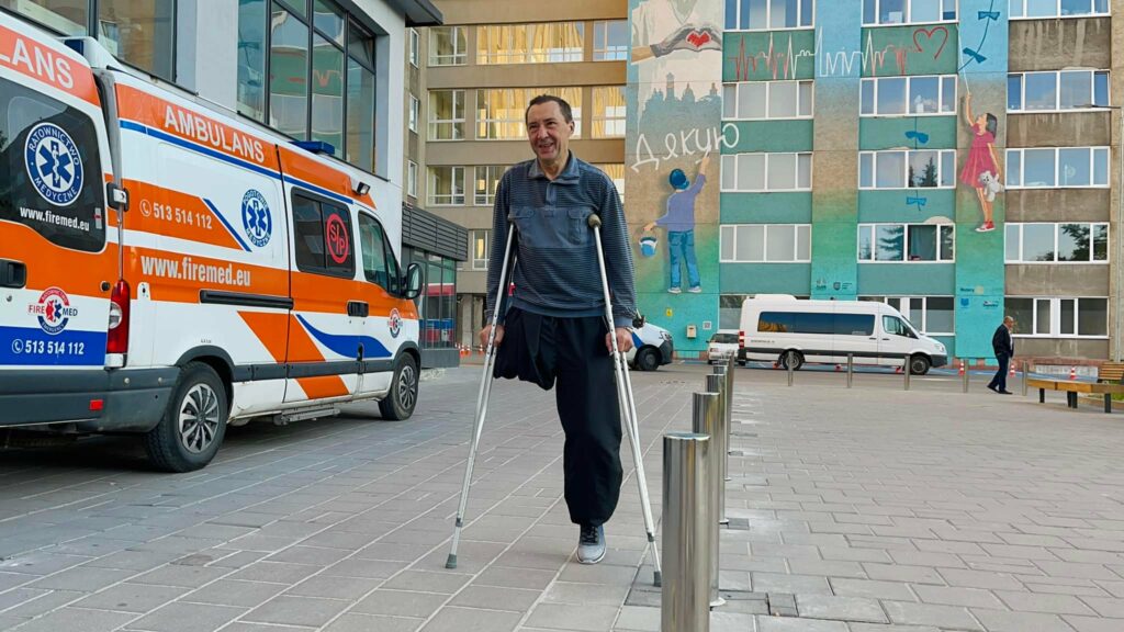 Детский врач из Мариуполя, потерявший ногу при обстреле рф, уехал в Норвегию на протезирование (видео)