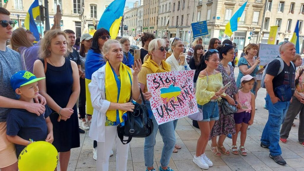 Во Франции прошел митинг в поддержку защитников Мариуполя с участием переселенцев