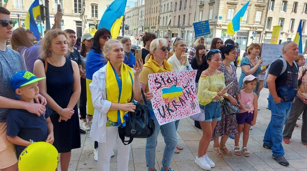 Во Франции прошел митинг в поддержку защитников Мариуполя с участием переселенцев