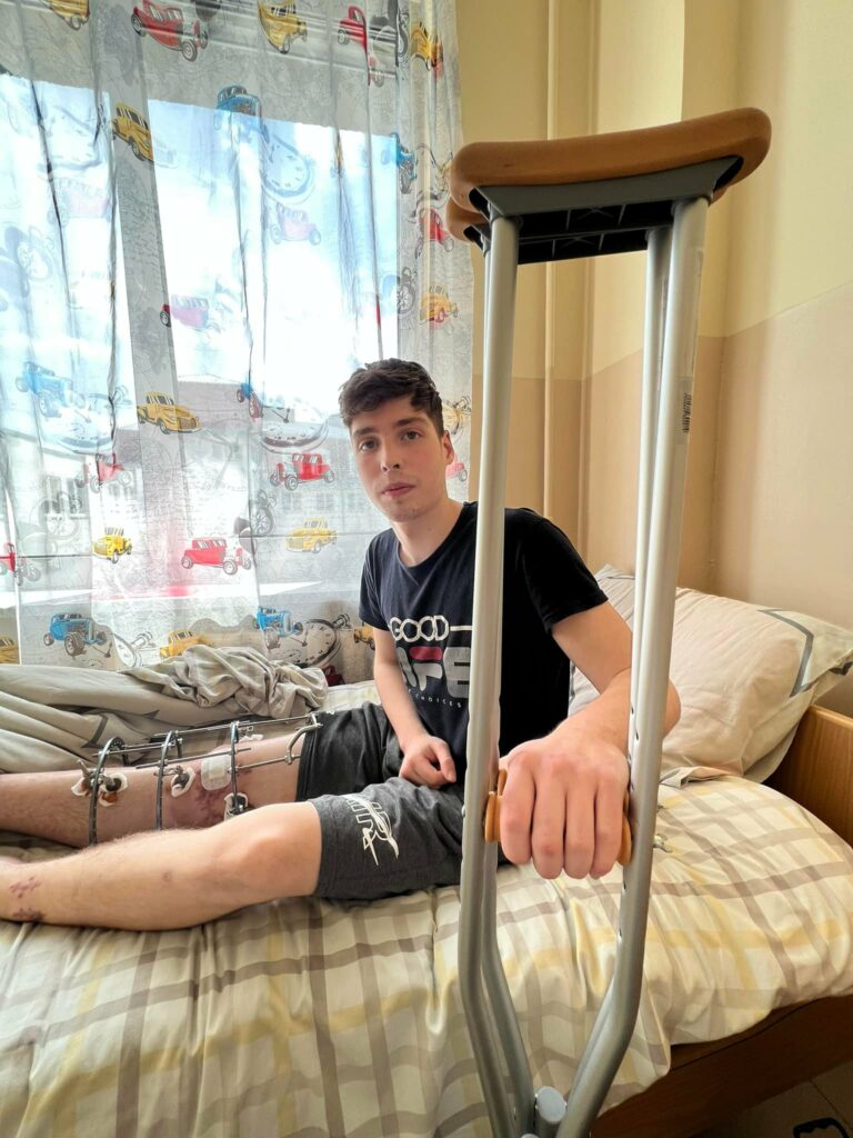 Юного волонтера из Северодонецка успешно прооперировали после ранения оккупантами