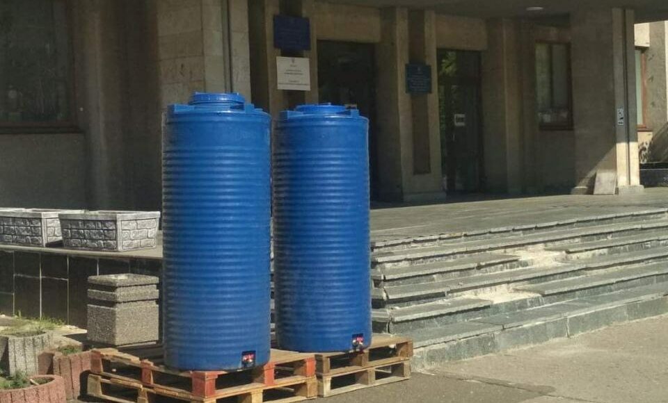 В Славянске создали пункт для пополнения запасов воды