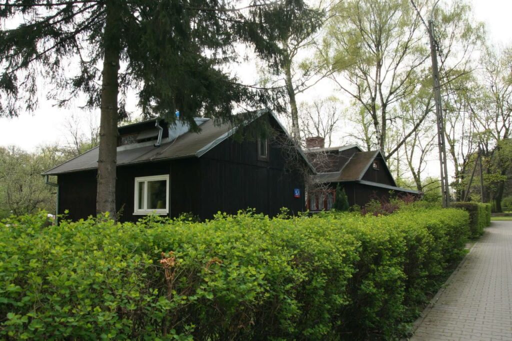 Временные финские домики в районе Уяздув, в которых до сих пор живут люди