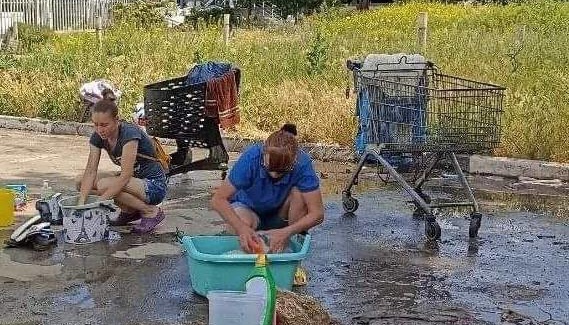 В Мариуполе поврежден водопровод: люди стирают вещи в лужах на улице, - Андрющенко