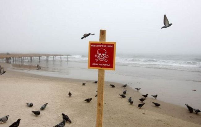 В Мариуполе захватчики закрыли все пляжи и запретили купальный сезон